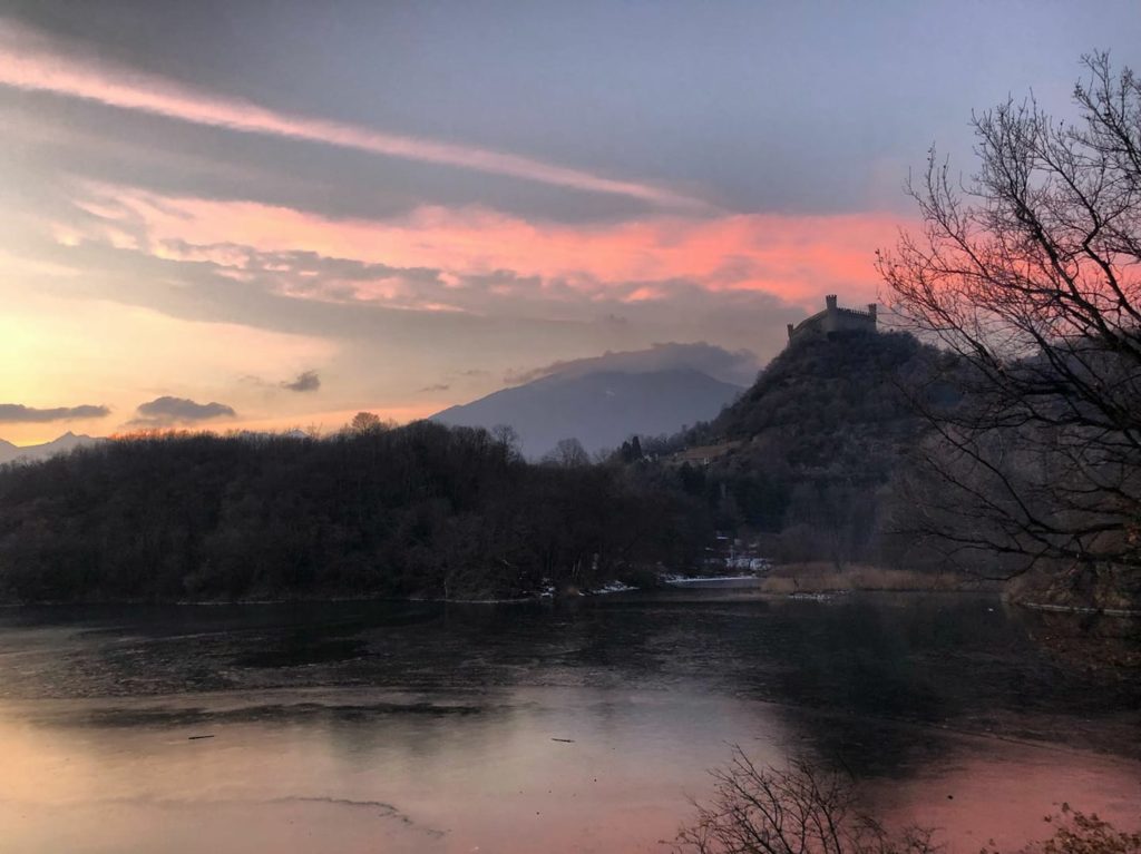 Castello di Montalto Dora visto dal Lago Pistono