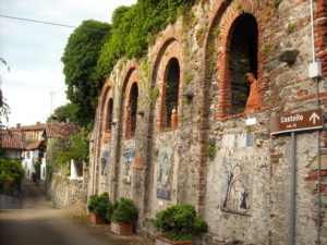 Torre Canavese - Via del Paese con opere Pittori per la pace